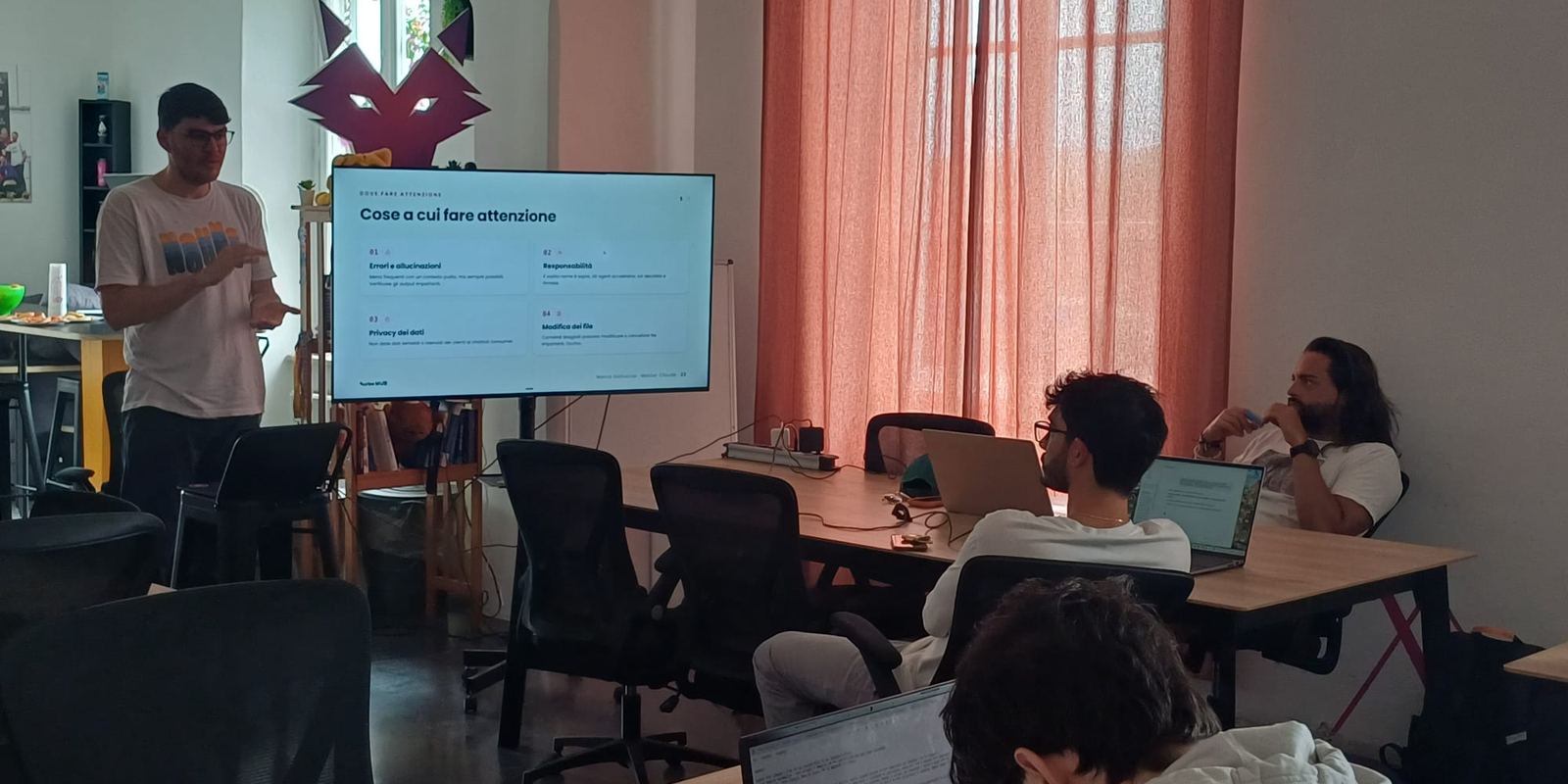 Marco Galluccio in aula all’Urbe Hub durante un corso, con i partecipanti ai portatili